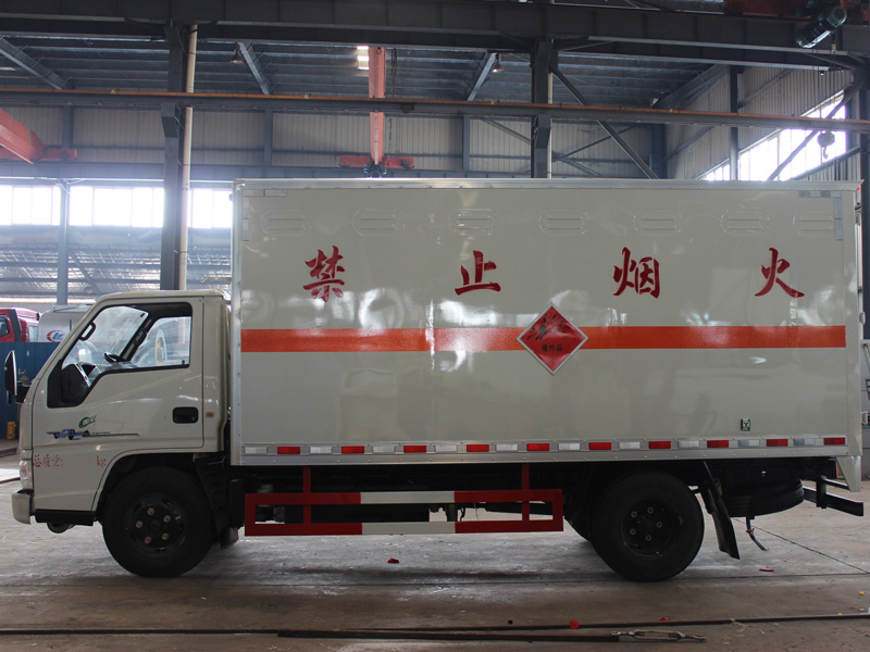江鈴4米2（2.6噸）爆破器材車