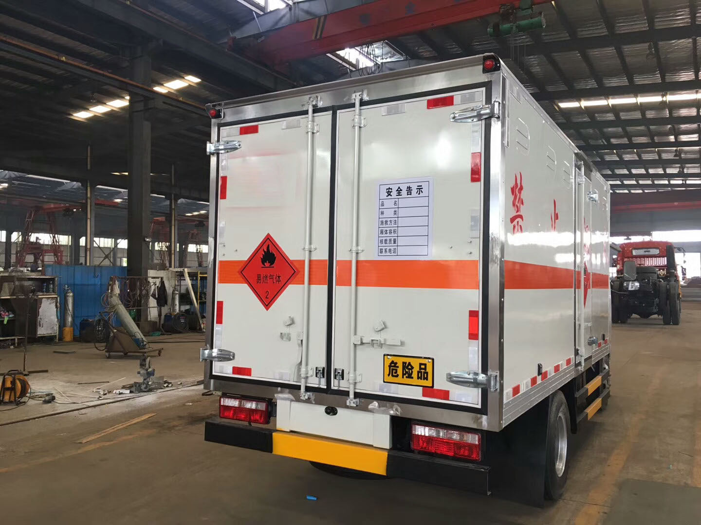 多利卡4.1米（藍(lán)牌）氣體箱式車