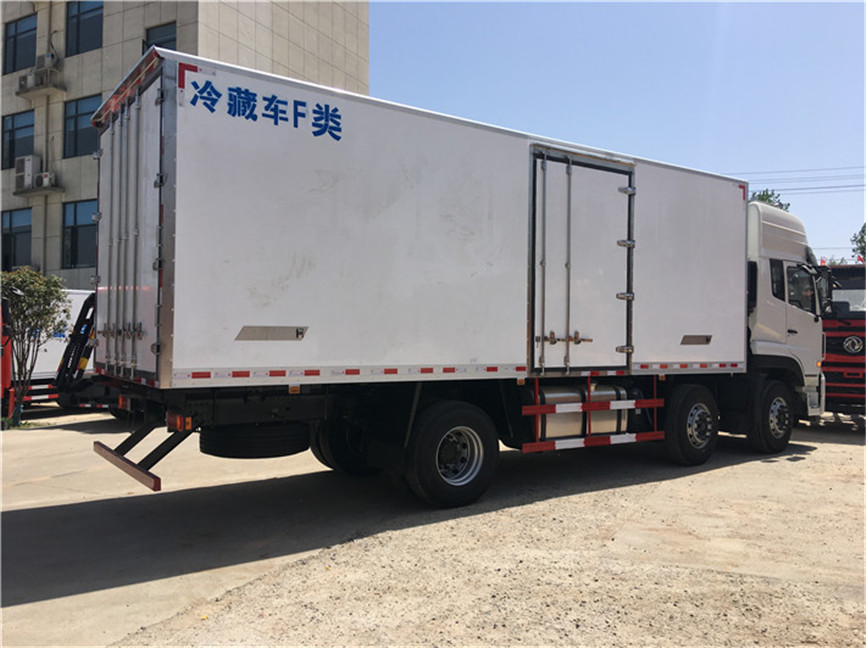 東風(fēng)天龍小三軸 6.8米冷藏車
