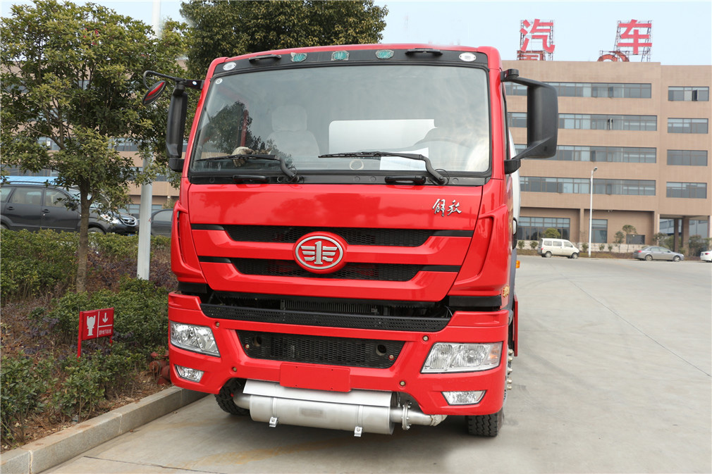 解放后八輪23方運(yùn)油車