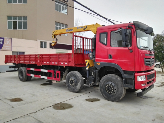 東風(fēng)新款小三軸隨車吊