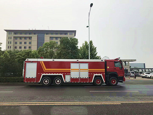 25噸豪沃前四后八泡沫消防車(chē)