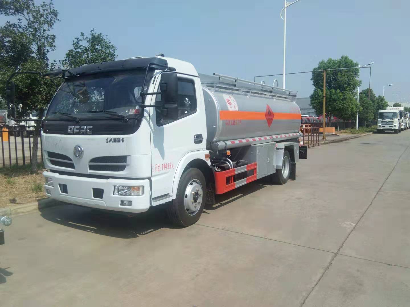 東風(fēng)大多利卡8.09方運(yùn)油車(chē)