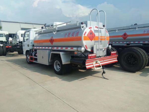  東風(fēng)4.35噸小型加油車