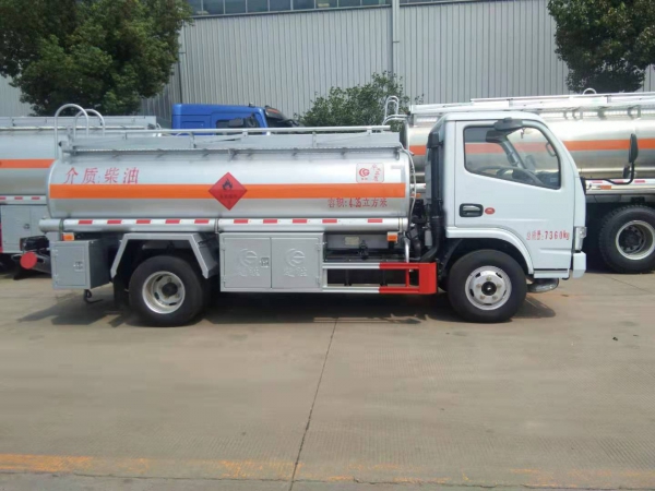  東風(fēng)4.35噸小型加油車