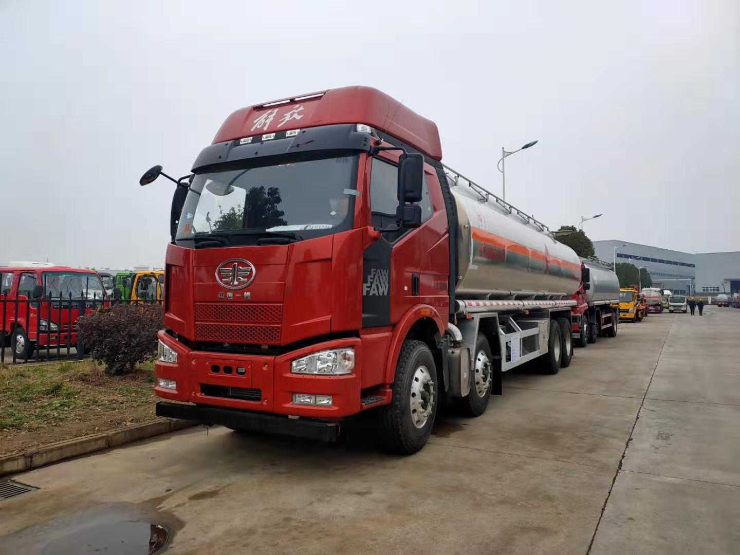 解放31.6前四后八運(yùn)油車(chē)