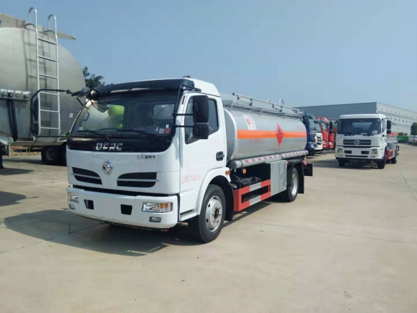 東風(fēng)大多利卡8.09方運(yùn)油車