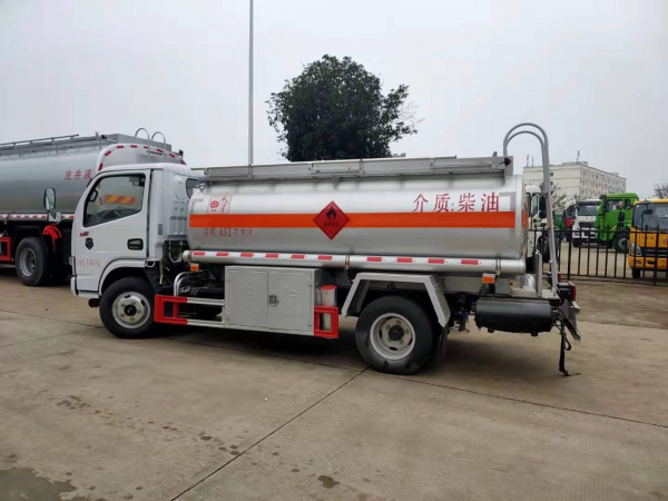 東風(fēng)4.63方運(yùn)油車