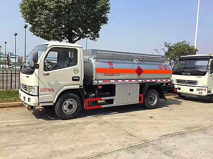  東風(fēng)4.35噸小型加油車(chē)