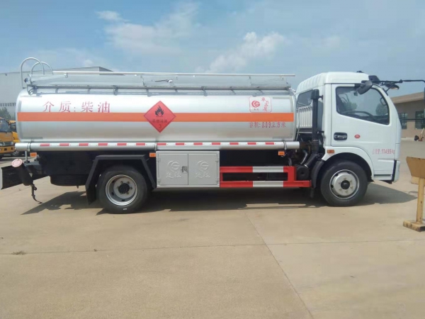 東風(fēng)大多利卡8.09方運(yùn)油車