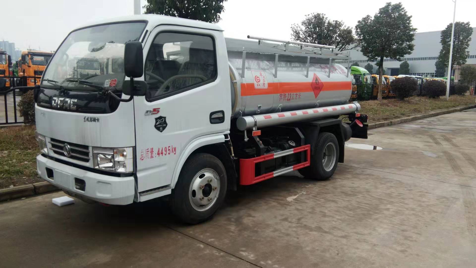 東風(fēng)藍(lán)牌加油車(chē)