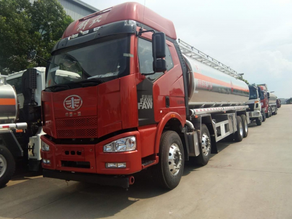 解放31.6前四后八運(yùn)油車