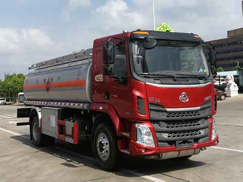 柳汽乘龍12噸運(yùn)油車(chē)