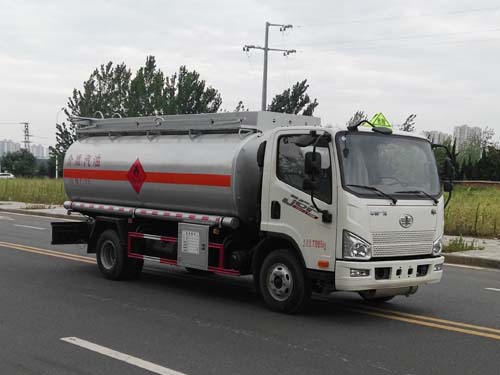 解放虎威8噸加油車(chē)