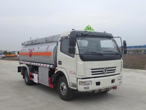 東風(fēng)多利卡8噸運(yùn)油車(chē)