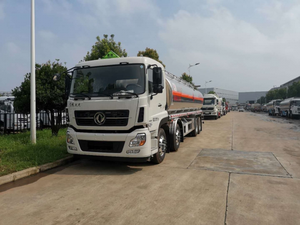東風(fēng)天龍前四后八鋁合金運(yùn)油車
