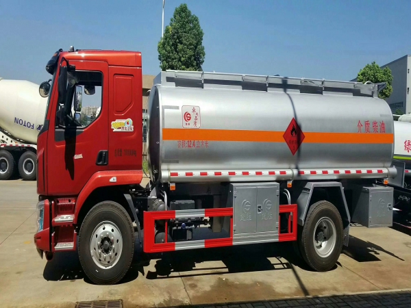 柳汽乘龍12噸運(yùn)油車