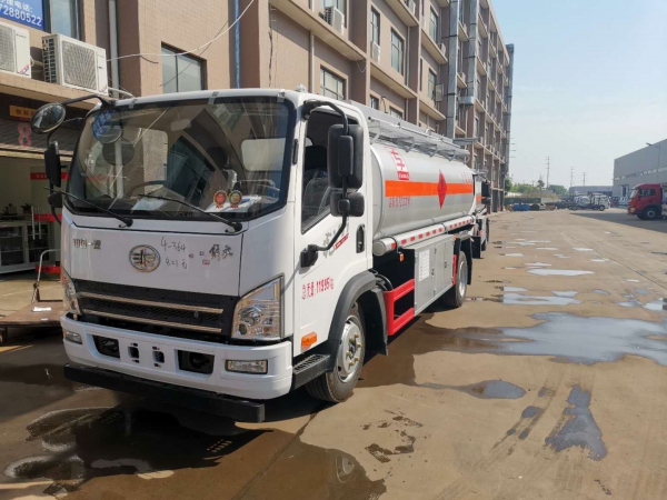 解放虎威8噸加油車