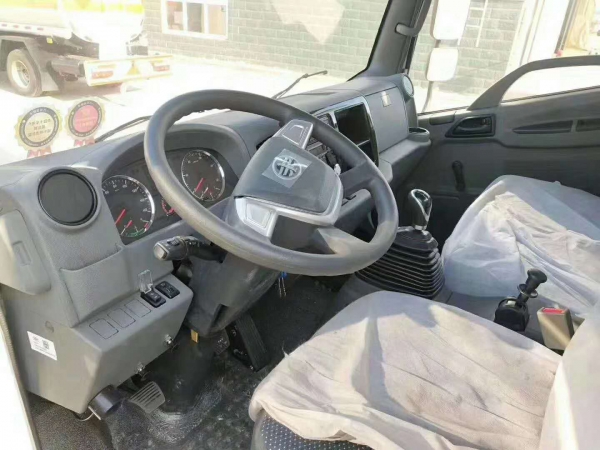 解放虎威5噸加油車