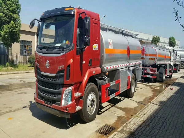 柳汽乘龍12噸運(yùn)油車