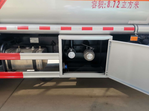 解放虎威8噸加油車