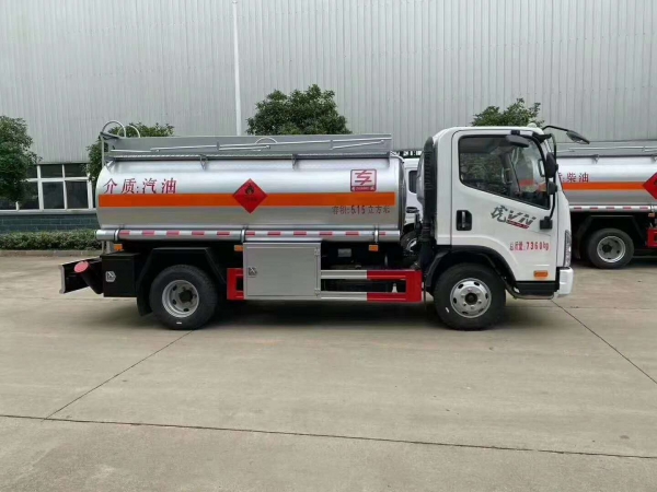 解放虎威5噸加油車