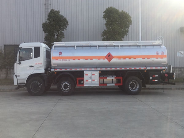 東風(fēng)天錦小三軸鋁合金運(yùn)油車