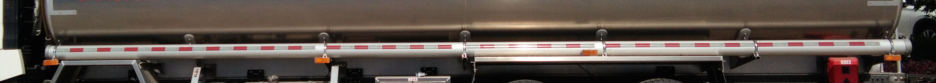 重汽豪沃前四后八鋁合金運(yùn)油車(chē)
